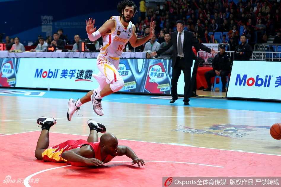 希克森在吉林队内线完成暴扣后，双手抓筐怒吼，眼神中充满霸气