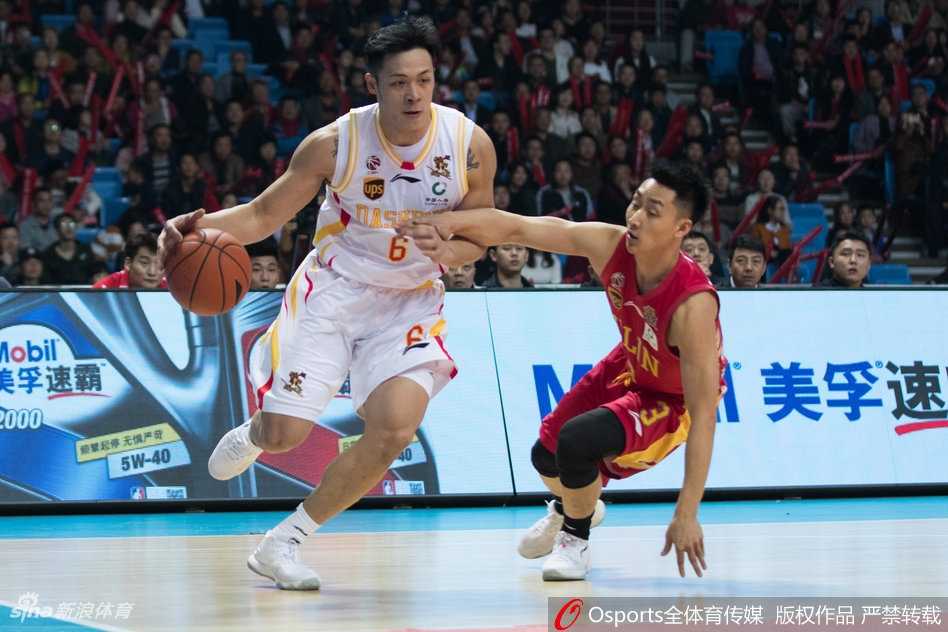 同曦球员在主场大逆转后激情庆祝，琼斯被队友簇拥在中间，全场球迷起立欢呼