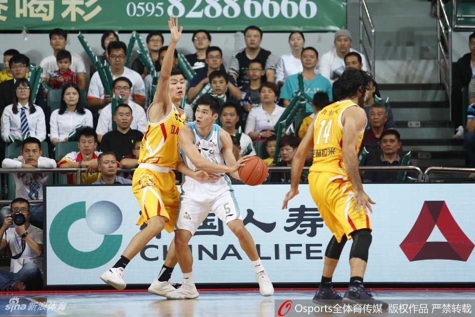 同曦队郭一飞命中致命三分后握拳怒吼，这记三分如同匕首般刺穿了福建队整场的努力