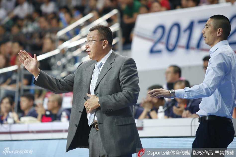 福建外援史密斯在三人围堵下腾空上篮，滞空中寻找出手机会，展现小个子球员的胆识与技巧