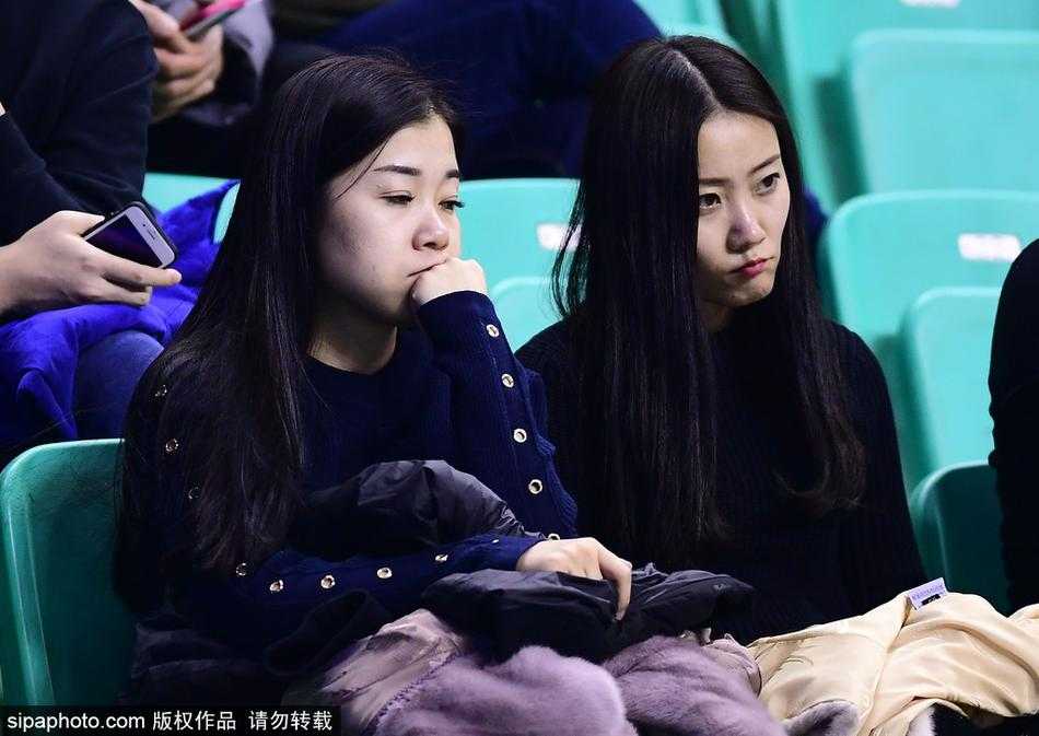 面对镜头的捕捉，彩虹发女孩略显羞涩地抿嘴一笑，手中的加油棒停在半空，那股青春活力几乎要溢出屏幕，感染着电视机前的每一位观众。