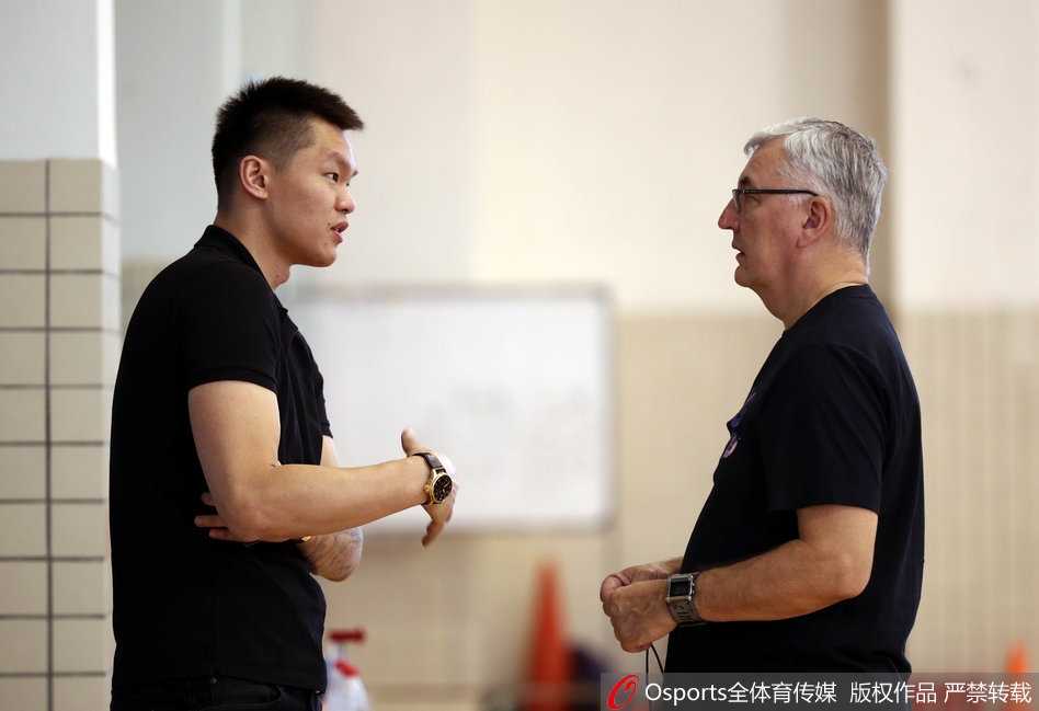 朱芳雨蹲在底线附近，眉头微蹙观察着球员们的折返跑，这个视角曾经是他作为球员突破的起点，如今是他作为管理者审视团队的窗口。