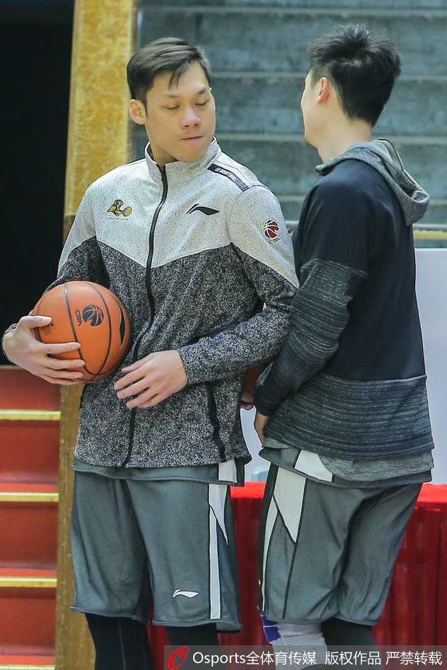 侧翼射手赵岩昊接球就投，出手速度快如闪电，他的“库里式”远投将成为广厦季后赛的致命武器。