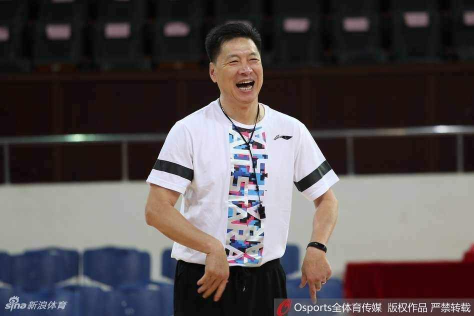 外援博洛西斯在训练中秀出柔和手感，作为希腊国家队的老将，他丰富的比赛经验和出色的策应能力，让广厦的进攻体系变得更加立体和多变。