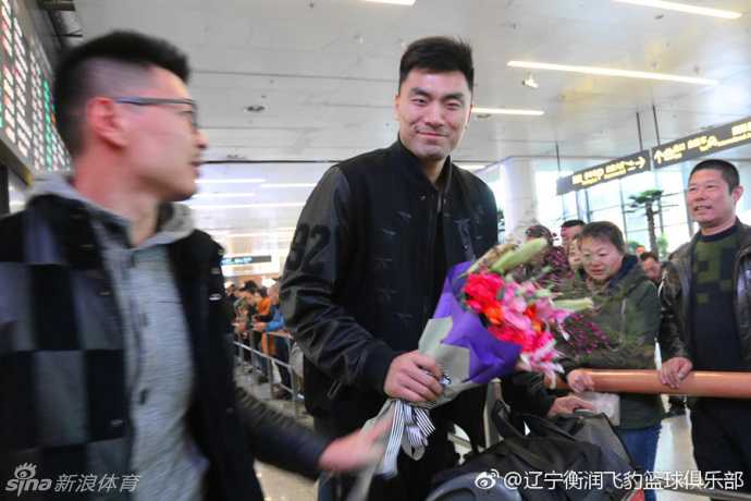 辽宁队赛前训练中，李晓旭和韩德君这对老搭档正在交流，李晓旭用手指着战术板比划着什么，韩德君则双手叉腰认真倾听，内线双塔的默契依旧。