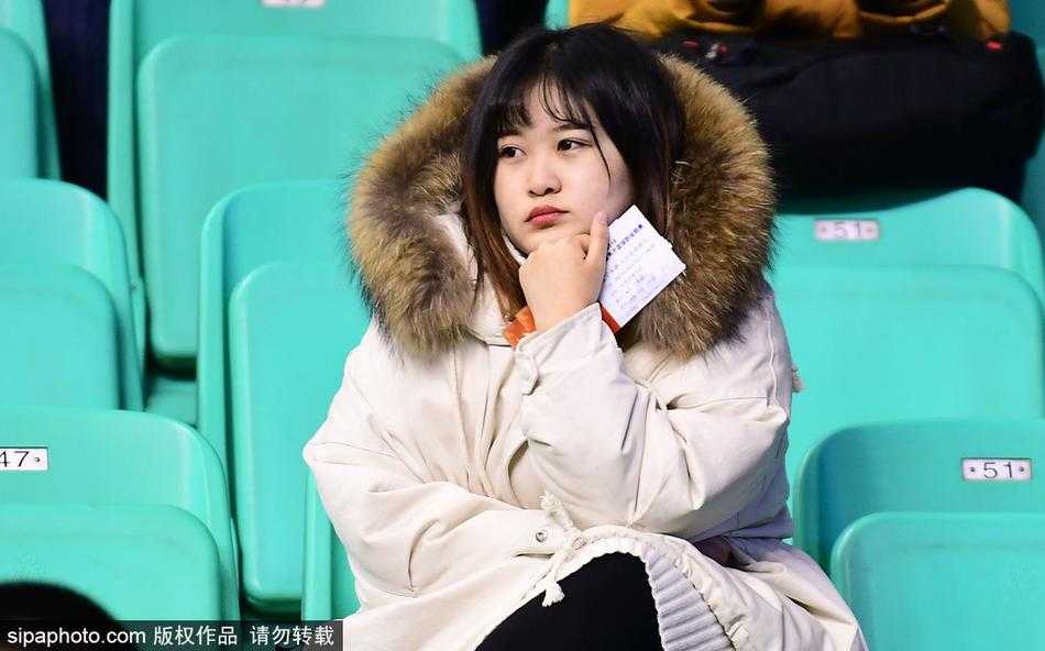 李旭和闺蜜们在看台上为辽宁队加油，她面露微笑，不时鼓掌，举手投足间散发出自信与温柔，成为激烈比赛旁一道柔和的风景线。