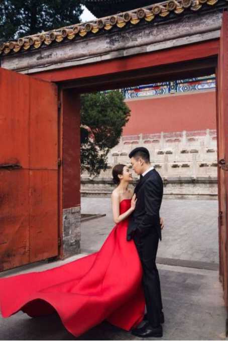 在温暖的光线下，李根与王星洋的侧颜如同电影海报般唯美，仿佛在预示着两人无论风雨都将并肩前行的决心。