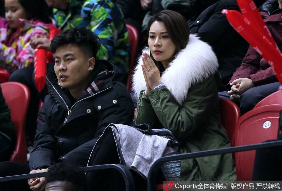 比赛中李根持球面对防守球员，试图用强壮的身体背身单打寻找进攻机会