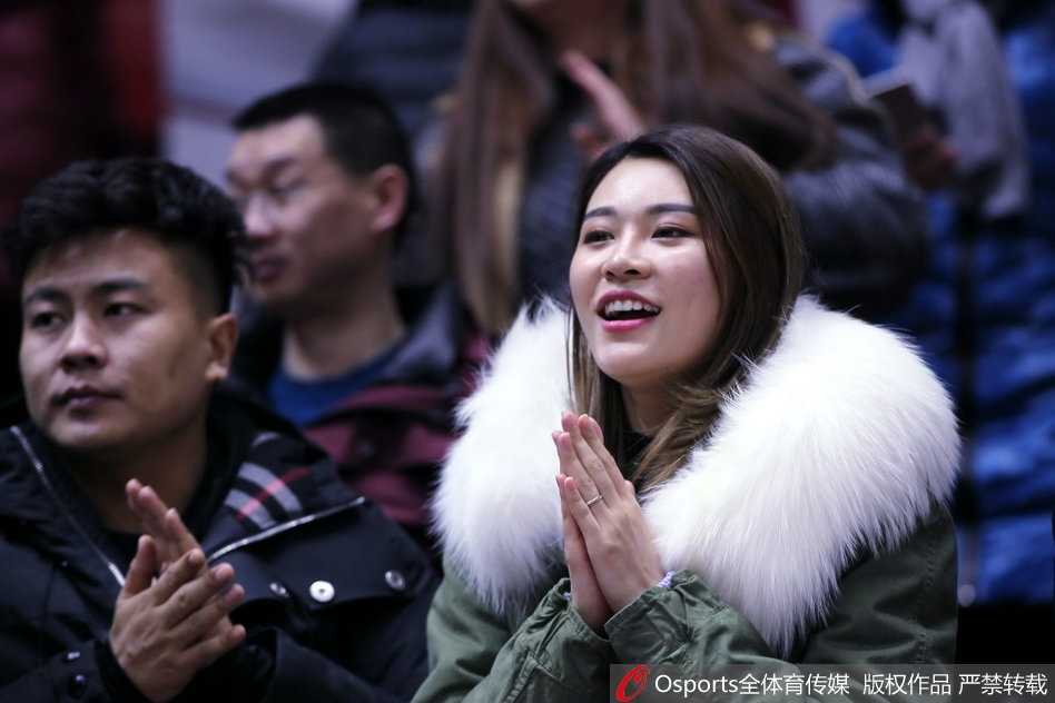 比赛结束后看台上的温馨一幕，李根妻子手拿手机记录现场大屏幕的画面作为留念