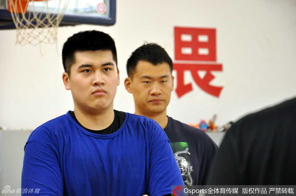 李楠挂帅山东全运男篮全力冲刺全运会预赛 李楠指导在训练中亲自示范动作,他张开双臂指点江山,为球员们详细讲解场上站位,举手投足间尽显名帅风范。