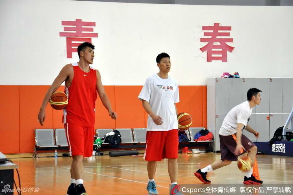 李楠挂帅山东全运男篮全力冲刺全运会预赛 内线悍将陶汉林在训练间隙认真聆听李楠指导讲解,他双手扶膝,身体微微前倾,眼神里充满了对技战术理解的渴望。