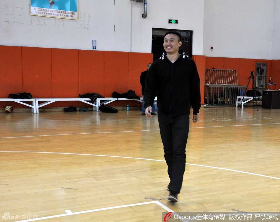 李楠挂帅山东全运男篮全力冲刺全运会预赛 风尘仆仆赶来的王汝恒正式与球队会合,他身穿便装站在场边,眼神中带着重回故队的亲切与备战全运的坚定。