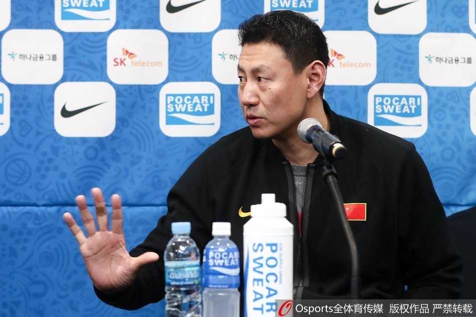 李楠挂帅男篮红队,发布会经典表情包回顾 李楠眉头紧锁认真聆听记者提问,眼神中透露出对新挑战的专注与一丝不苟