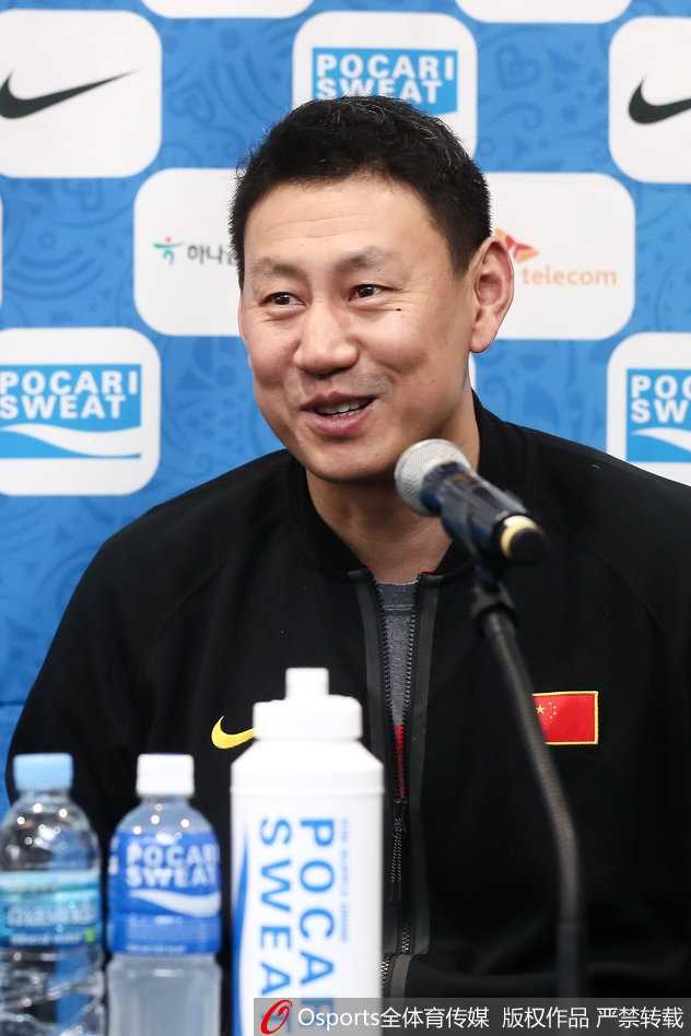 李楠挂帅男篮红队,发布会经典表情包回顾 李楠在发布会入场时挥手致意,脸上露出标志性的憨厚笑容,仿佛胜券在握的将军