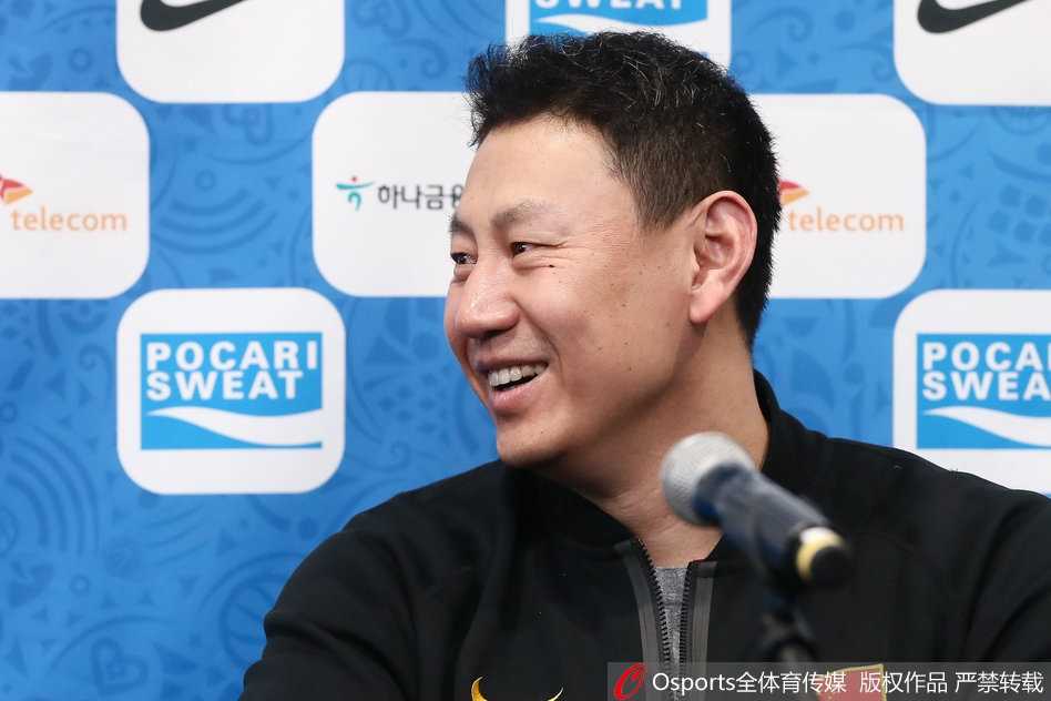 李楠挂帅男篮红队,发布会经典表情包回顾 李楠在发布会现场双手摊开,做出无奈又诙谐的表情,像是在调侃媒体提出的刁钻问题