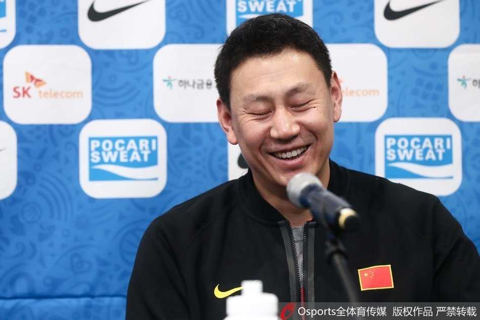 李楠挂帅男篮红队,发布会经典表情包回顾 李楠面对镜头露出腼腆的微笑,嘴角上扬,展现出铁血主帅难得一见的羞涩一面