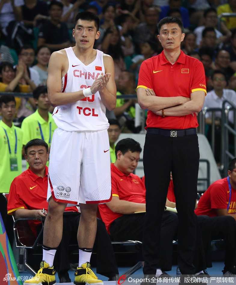 杜锋执教首秀遇内线双塔发威,蓝队群星闪耀赛场 杜锋指导在场边神情专注,双手挥舞着为场上的弟子们布置战术,眼神中透露出对这群年轻人的殷切期望。