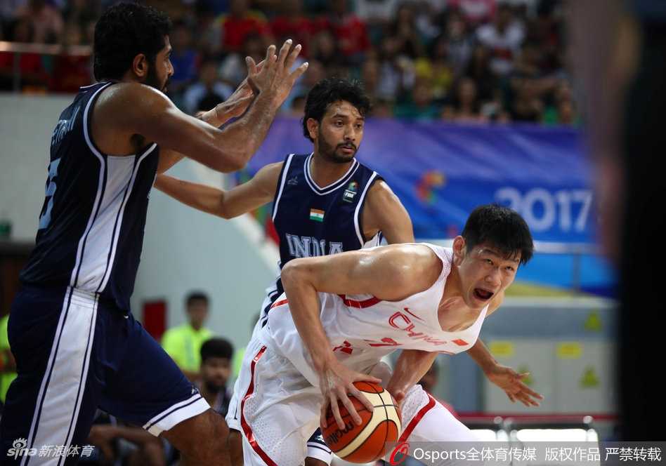 杜锋执教首秀遇内线双塔发威,蓝队群星闪耀赛场 辽宁队队长韩德君在篮下强起得分后,转身拍手示意,眼神坚定地与跑过来的队友击掌,传递着必胜的信念。