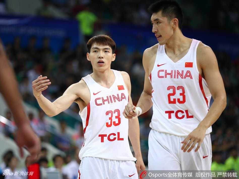 杜锋执教首秀遇内线双塔发威,蓝队群星闪耀赛场 吴前在三分线外遭遇对方球员的贴身紧逼,他护住篮球,身体微微后仰试图摆脱防守,空气里弥漫着紧张的对决气息。