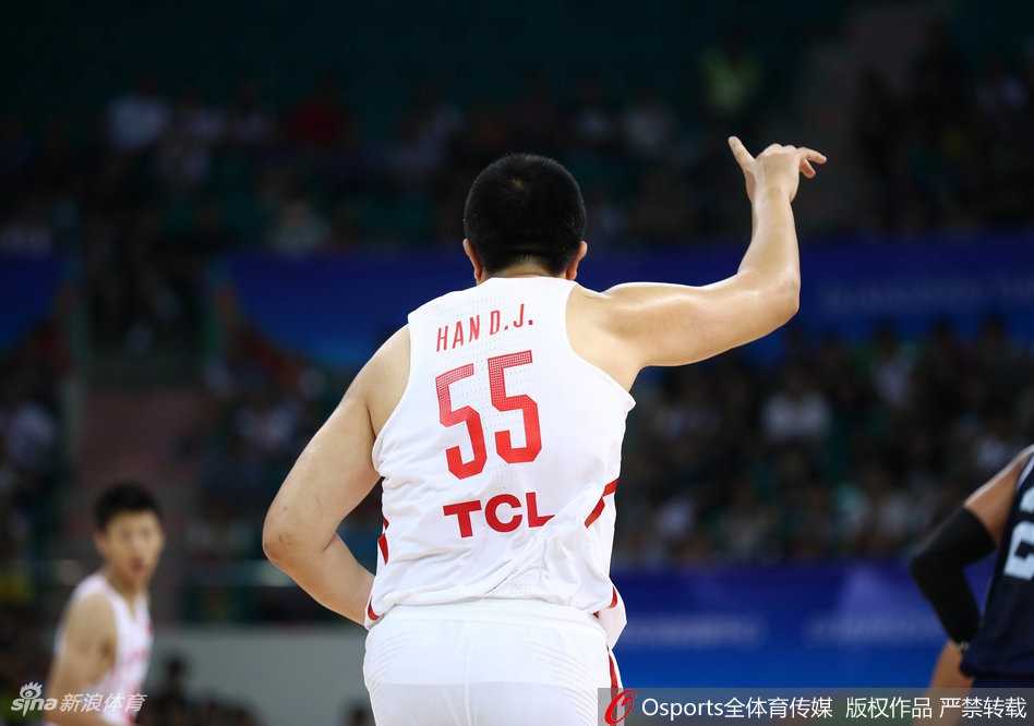 杜锋执教首秀遇内线双塔发威,蓝队群星闪耀赛场 刘晓宇面对防守人,高高跃起从容跳投出手,篮球在空中划出一道完美的弧线,这一刻他仿佛将全队的希望寄托于指尖。