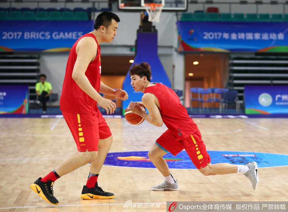 主教练杜锋神情专注，亲自披挂上阵为弟子们示范防守滑步，健硕的身影仿佛仍在当打之年，用肢体语言传递着铁血防守的秘籍。