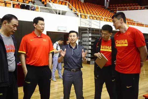 杜锋挂帅蓝队险胜红队 男篮红蓝大战一触即发 赛前红蓝两队全体成员齐聚中圈,杜锋和李楠并肩站在队伍最前排,队员们身着红白两色训练服,面带笑容对着镜头留下历史性的大合影。