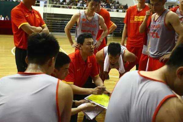 杜锋挂帅蓝队险胜红队 男篮红蓝大战一触即发 赵继伟在三分线外从容运球,面对蓝队于德豪的贴身防守突然干拔跳投,皮球划过一道完美的弧线飞向篮筐,身后是红队替补席期待的目光。