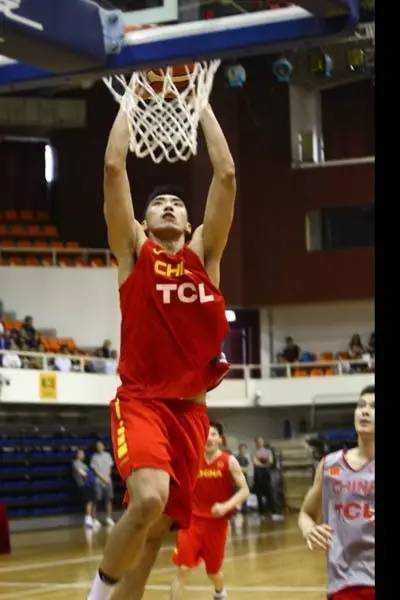 杜锋挂帅蓝队险胜红队 男篮红蓝大战一触即发 赛后双方球员互相致意,赵继伟与陶汉林紧紧握手交谈,背景板上虽无任何赞助商标语,但这份纯粹的竞技情谊正是中国男篮团结前行的基石。