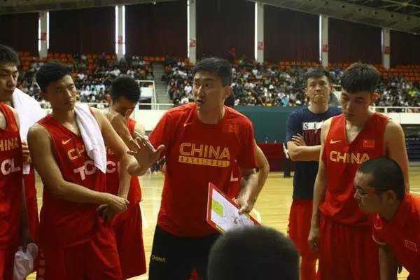 杜锋挂帅蓝队险胜红队 男篮红蓝大战一触即发 杜锋指导神情专注地蹲在场边,双手比划着战术板,向蓝队球员面授机宜;李楠指导则双手抱胸站立一旁,两位少帅的同框较量写满了认真与投入。