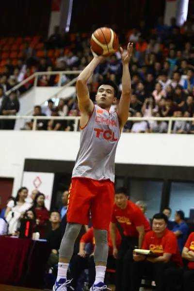 杜锋挂帅蓝队险胜红队 男篮红蓝大战一触即发 陶汉林高高跃起双手暴扣,他整个身体如同拉满的弓弦,身后的红队防守球员只能望球兴叹,篮架上的记者们纷纷按下快门记录这势大力沉的一刻。