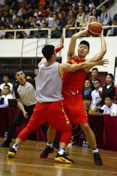 杜锋挂帅蓝队险胜红队 男篮红蓝大战一触即发 翟晓川持球强行突破,他压低重心扛着防守人杀向内线,右臂佩戴的护具丝毫没能减慢他的速度,眼神里透着永不服输的杀气。