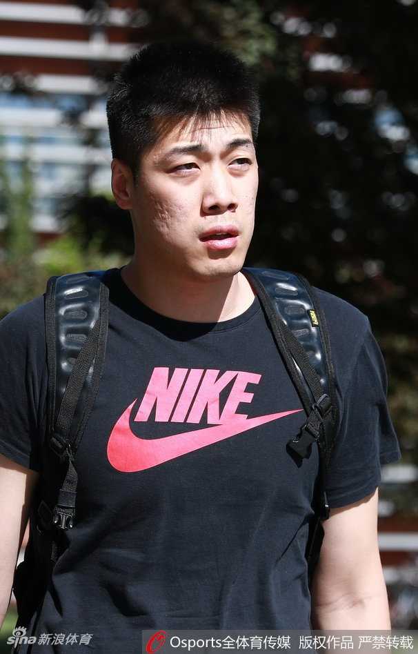 杜锋挂帅蓝队集结北体大,新老面孔共筑向心力 双胞胎兄弟任骏威与任骏飞一同亮相,二人并肩而立,神情专注地准备开始新的集训生活。