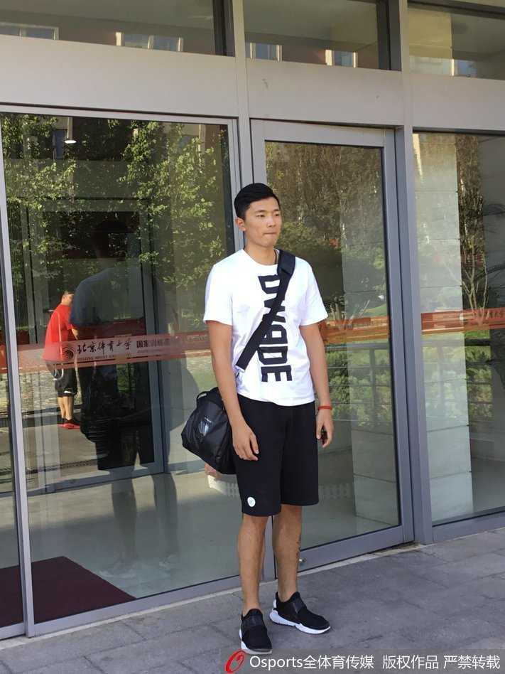 杜锋挂帅蓝队集结北体大,新老面孔共筑向心力 蓝队球员鞠明欣在场边接受媒体采访,略显青涩的脸上写满了对未来集训生活的期待。