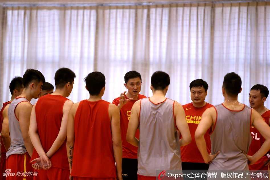 李根汗流浃背，用毛巾擦拭着脸庞，神情坚毅；身后的任骏飞目光穿过球场，若有所思。