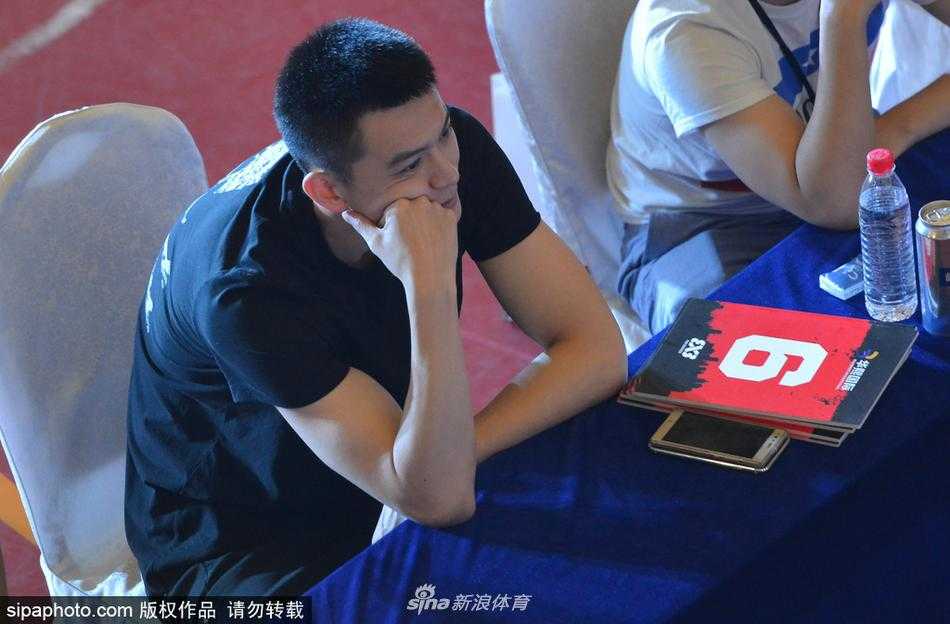 杨鸣现身沈阳三对三赛场 帅气依旧畅谈全运新目标 杨鸣与现场的小球员们互动,他微微弯下腰,亲切地拍着一位小球员的肩膀,眼神中满是鼓励与期许,画面温馨而充满传承的意味。