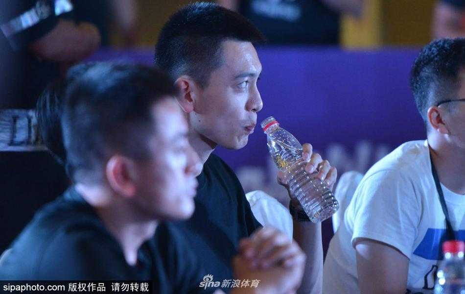 杨鸣现身沈阳三对三赛场 帅气依旧畅谈全运新目标 沈阳夏日午后,杨鸣现身三人篮球赛场,他面带标志性的微笑,眼神专注地看着场上球员的对抗,一身简约休闲装难掩其俊朗气质,仿佛一缕清风拂过喧嚣的球场。