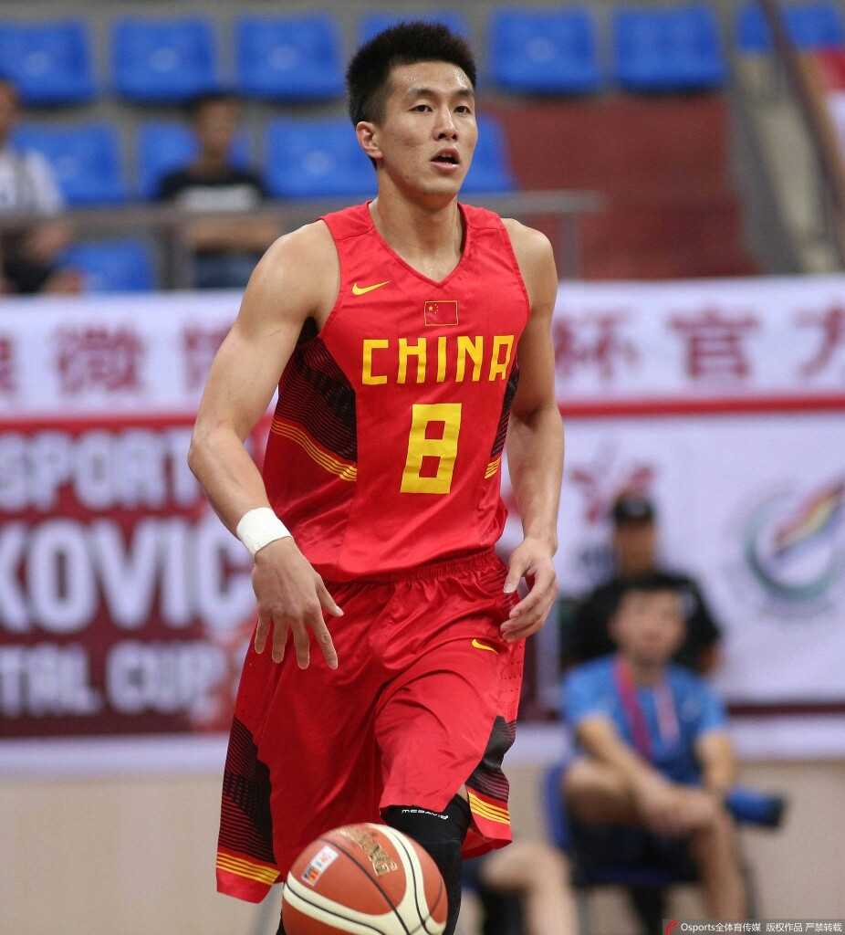 杨鸣阿不都郭艾伦易建联刘晓宇谁是CBA才貌双全最帅之人 刘晓宇在比赛中上篮身体舒展线条优美展现篮球运动员的灵动与力量