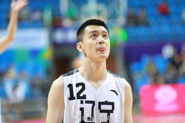 杨鸣:CBA第一帅的篮球人生,从“断腕耀京城”到“最帅教练” 热身中的杨鸣表情轻松愉悦,似乎在与队友交谈,阳光洒在他的笑脸上,那份自信与亲和力让人感受到他阳光大男孩的一面。