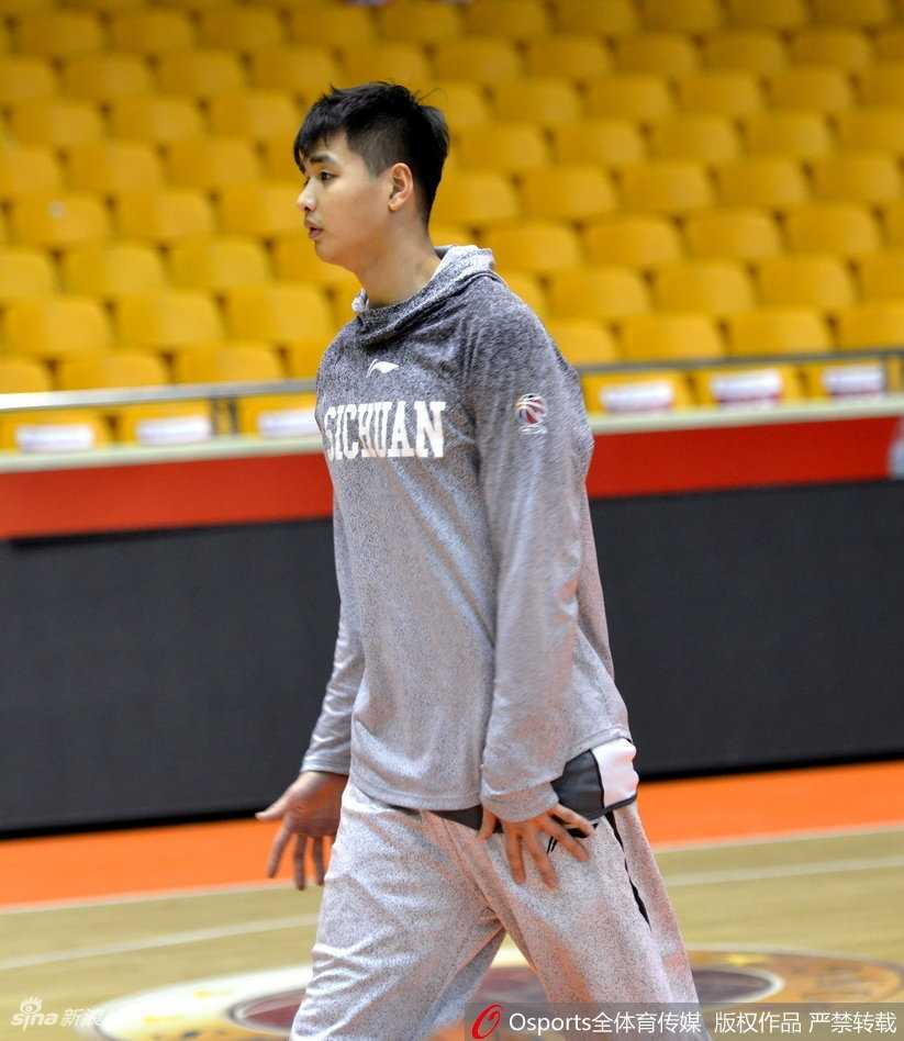 核心哈达迪场边督战,四川金强盼主场止跌 哈达迪在场边若有所思地观察着战术板,而球场上,他的四川队队友们正进行着高强度的攻防转换练习,年轻的身影飞奔不息,试图用积极的跑动来分担核心的重担。