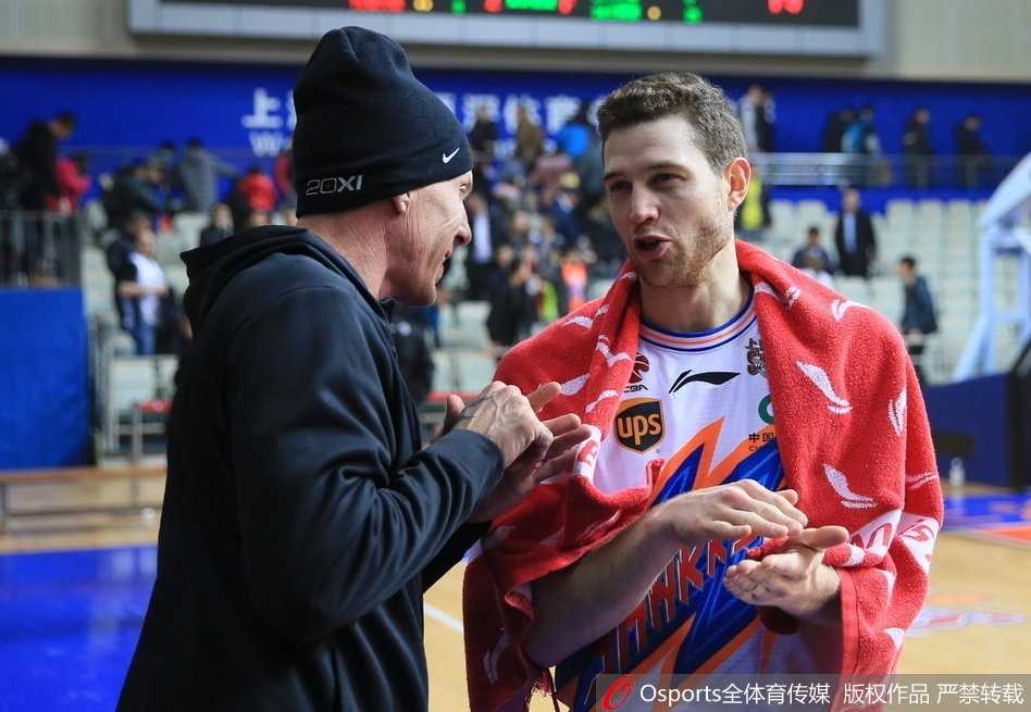 赛后的源深体育馆，白巧克力与弗雷戴特并肩而立，两人脸上都带着英雄惜英雄的微笑，画面充满了传承的意味。