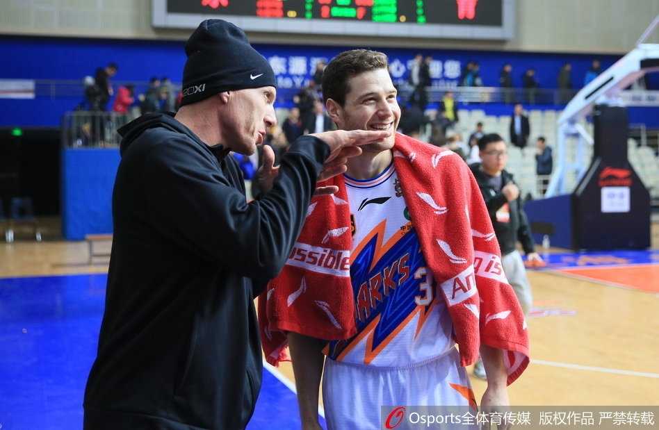 弗雷戴特在三分线外高高跃起，皮球即将离开指尖，眼神坚毅如炬，仿佛整个球场都在他的射程笼罩之下。