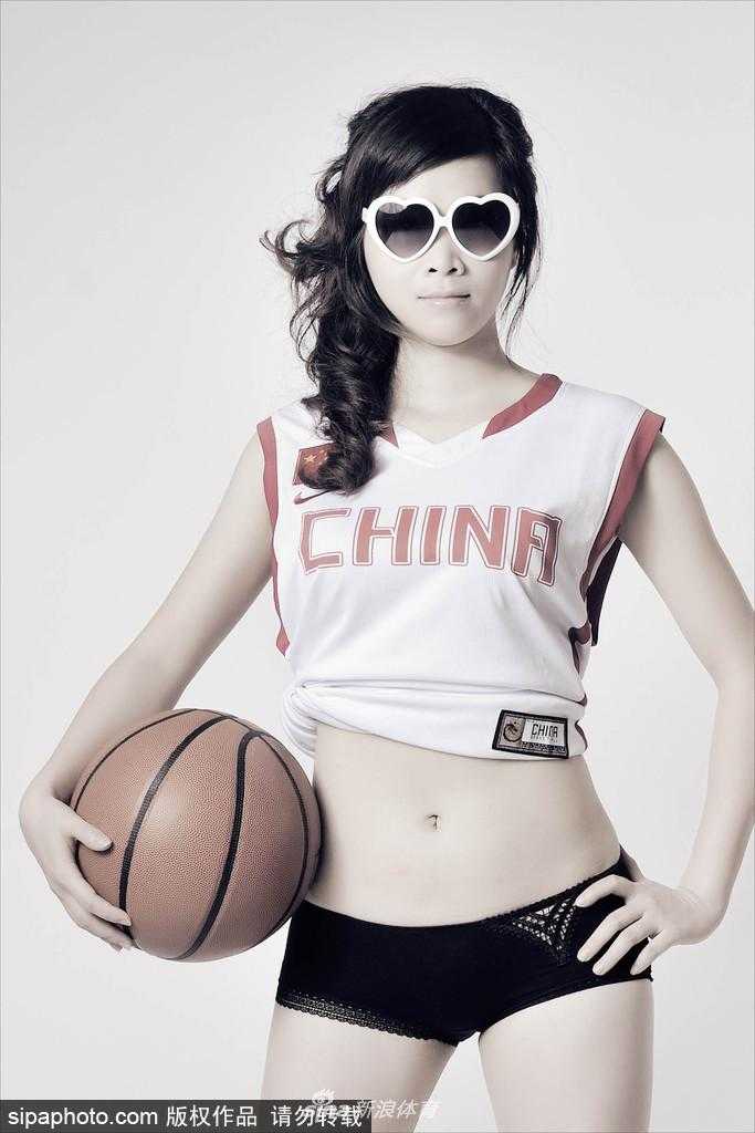 李怡戴着一副潮流感十足的心形墨镜，身着红色中国队球衣，对着镜头俏皮比出摇滚手势，火辣身材与可爱表情形成迷人反差。