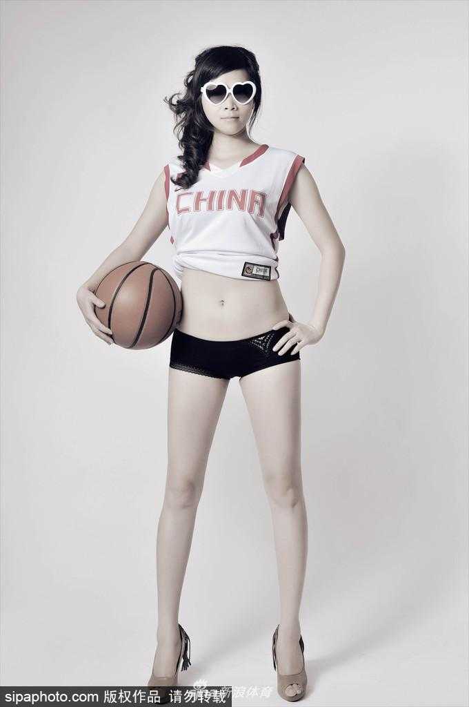 李怡轻松驾驭男篮红白球衣，心形眼镜增添潮流趣味，举手投足间散发出健康阳光的性感气息。