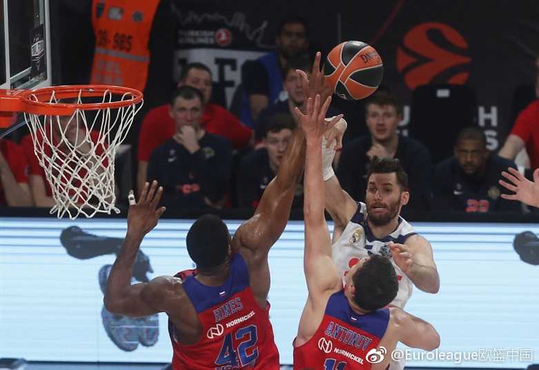 欧冠篮季军战记忆:中央陆军用一场大胜告别赛季 米洛斯·特奥多西奇送出手术刀般的精准长传,皮球穿越了皇马三名防守球员,直奔前场快下的队友而去。