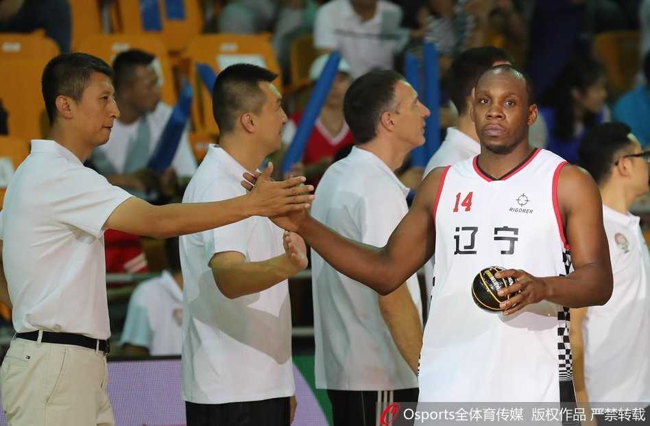 哈德森在比赛中面对防守球员，冷静地运球观察，仿佛猎豹一般寻找着撕开对手防线的瞬间空隙。