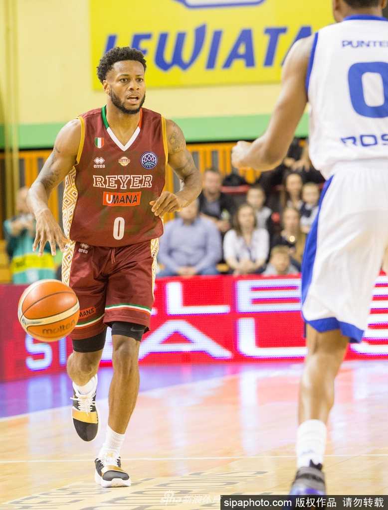 欧篮冠波兰鏖兵记:威尼斯雷耶客胜洛萨,拉多姆寒夜燃烽火 洛萨体育球迷在看台上挥舞旗帜,脸上涂着球队色彩,他们的呐喊是寒夜里最温暖的力量,与场上的激烈交相辉映。