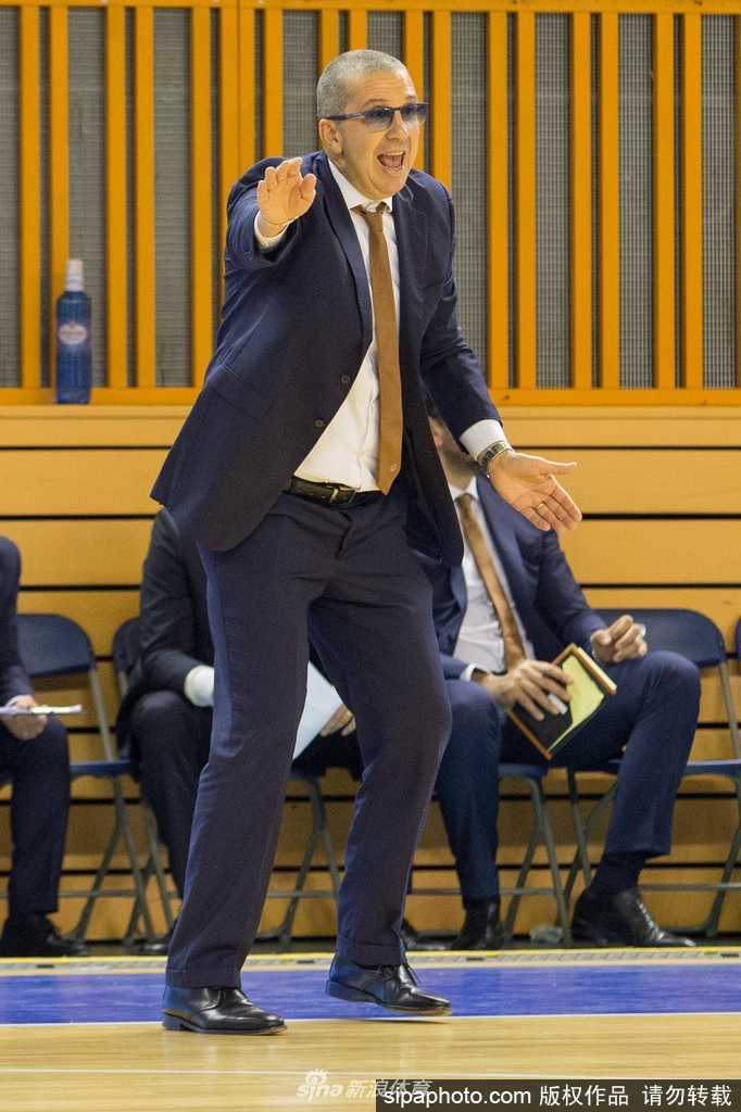 欧篮冠波兰鏖兵记:威尼斯雷耶客胜洛萨,拉多姆寒夜燃烽火 比赛结束瞬间,威尼斯雷耶球员们相拥庆祝这场客场来之不易的胜利,汗水与笑容交织成那晚最动人的画面。