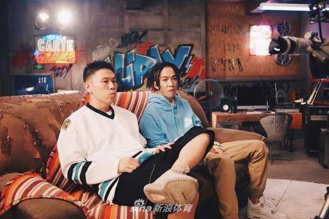 欧阳靖与TT联袂演绎嘻哈精神 球鞋文化成为潮流最强注脚 你的男孩TT身穿潮服,在涂鸦背景前活力四射,他脚上的Air Jordan 4