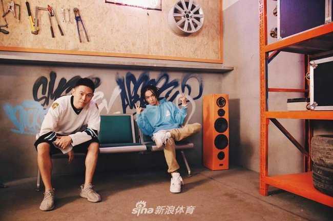 欧阳靖与TT联袂演绎嘻哈精神 球鞋文化成为潮流最强注脚 MV拍摄花絮中,欧阳靖与TT并肩站立,两人脚下的Yeezy与AJ4形成经典对比,身后色彩斑斓的涂鸦墙由亚洲涂鸦冠军团队ABS CREW亲手绘制