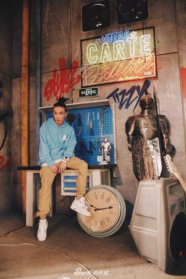 欧阳靖与TT联袂演绎嘻哈精神 球鞋文化成为潮流最强注脚 TT在MV拍摄现场随着节奏律动,脚下的Air Jordan 4